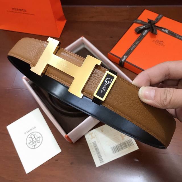 配正版包装，爱马仕Hermes正版同步精品纯钢扣，版型高档时尚，荔枝纹双面原厂皮质，菲利斯底皮，双面可用，看工艺皮质即知，精细打磨五金扣件，好货上手即知， 制作