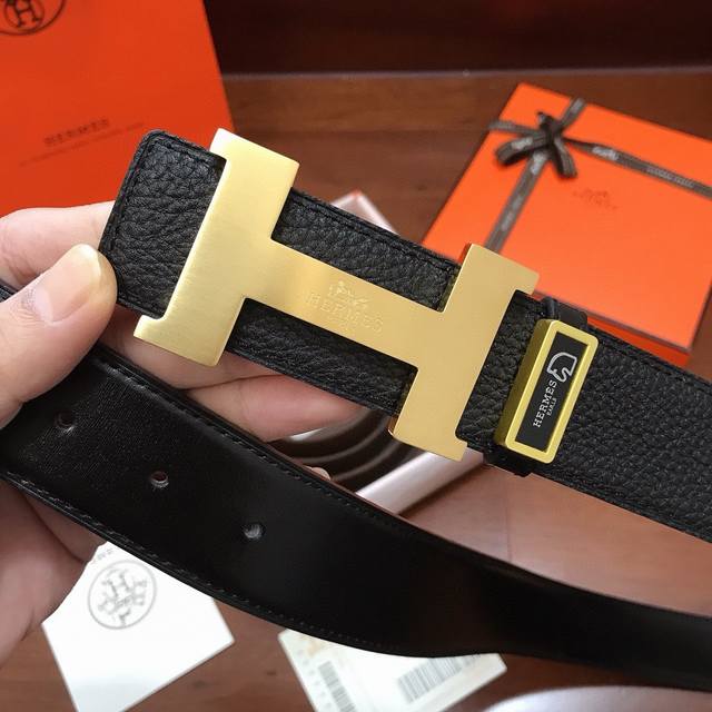 配正版包装，爱马仕Hermes正版同步精品纯钢扣，版型高档时尚，荔枝纹双面原厂皮质，菲利斯底皮，双面可用，看工艺皮质即知，精细打磨五金扣件，好货上手即知， 制作