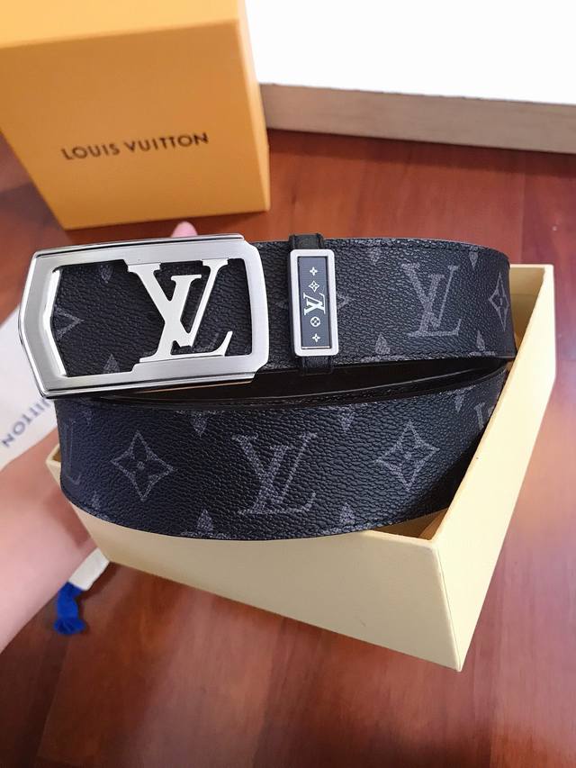 配送正版包装高端精品原单,Lv家官网同步原版腐蚀花纹纯钢扣,精品五金,正版经典挂扣,原厂面料针纹底搭配 制作工艺考究 媲美正品无压力 宽度4.0Cm 高清实拍大 配送正版包装高端精品原单,Lv家官网同步原版腐蚀花纹纯钢扣,精品五金,正版经典挂扣,原厂面料针纹底搭配 制作工艺考究 媲美正品无压力 宽度4.0Cm 高清实拍大