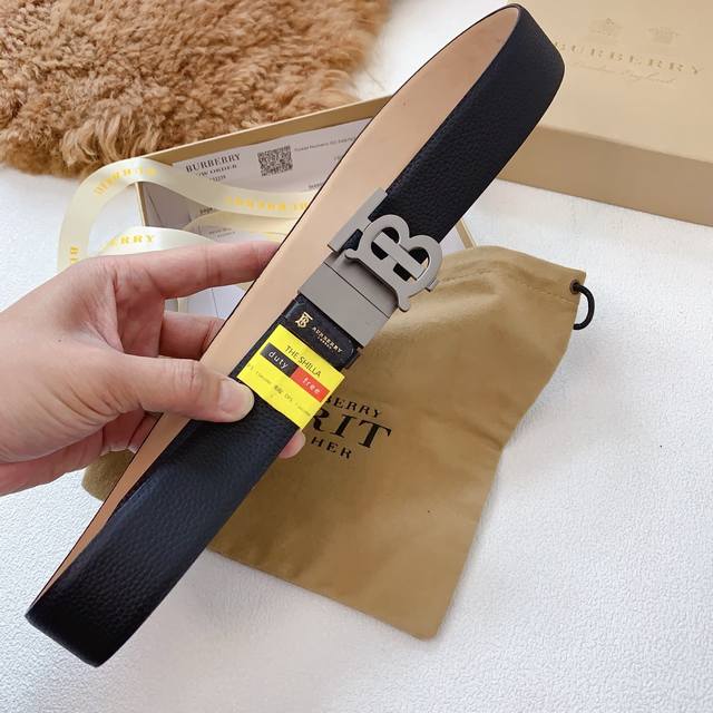 巴宝莉原单质量,经典款旋转扣系列,男士腰带 进口小牛皮皮带 专柜同步,原厂皮料烟熏格纹系列,宽度3.5Cm 巴宝莉原单质量,经典款旋转扣系列,男士腰带 进口小牛皮皮带 专柜同步,原厂皮料烟熏格纹系列,宽度3.5Cm