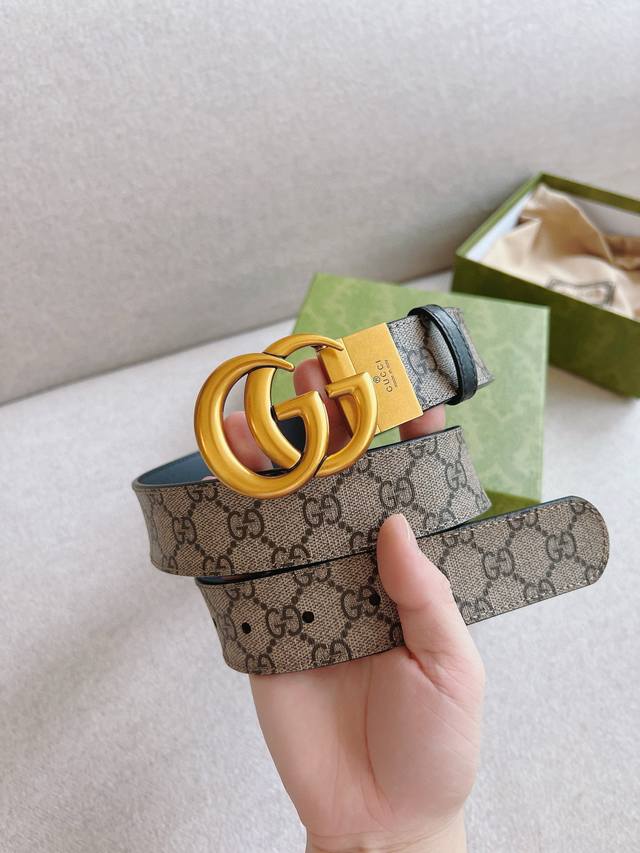 古奇Gucci经典旋转扣，3.7Cm宽度原单面料搭配纳帕小牛皮。双面使用配旋转扣，一侧为Gucci Signature皮革，反面一侧为单色皮革