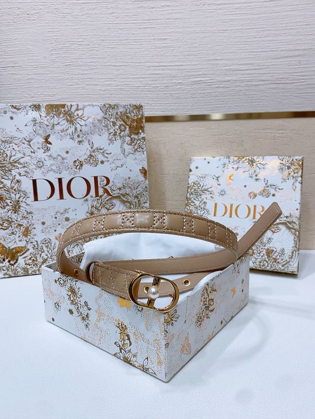 新款高定原单精品,Cd 迪奥 Montaigne Jolie Belt 光滑小牛皮和白色树脂珍珠 饰有*标志 羊皮菱格腰带2.0Cm 新款高定原单精品,Cd 迪奥 Montaigne Jolie Belt 光滑小牛皮和白色树脂珍珠 饰有*标志 羊皮菱格腰带2.0Cm