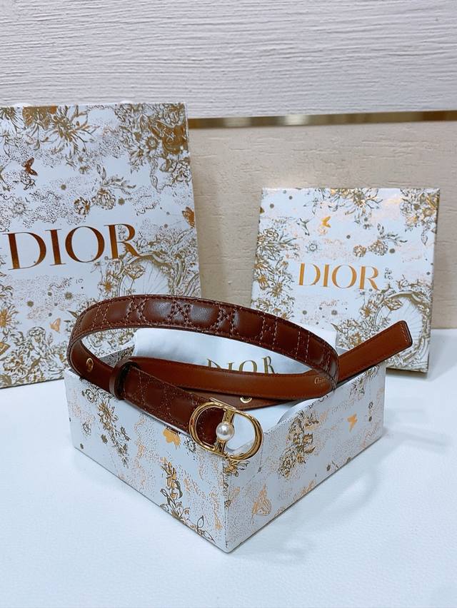 新款高定原单精品,Cd 迪奥 Montaigne Jolie Belt 光滑小牛皮和白色树脂珍珠 饰有*标志 羊皮菱格腰带2.0Cm 新款高定原单精品,Cd 迪奥 Montaigne Jolie Belt 光滑小牛皮和白色树脂珍珠 饰有*标志 羊皮菱格腰带2.0Cm