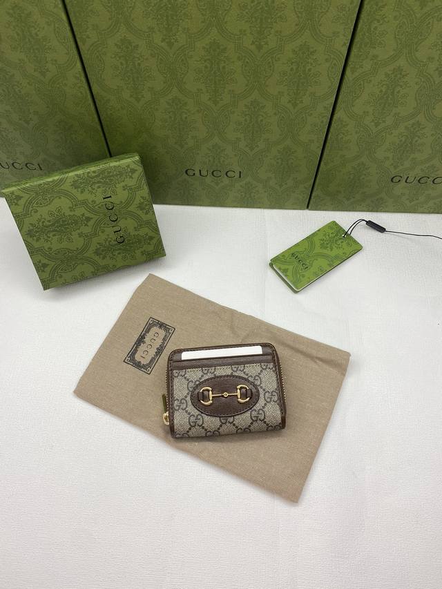 配绿盒包装 G家新款， 款号:658549啡Pvc棕皮。春夏新款 1955马衔扣系列 马衔扣卡包 采用Gg Supreme高级人造革，配以云纹织物和麂皮衬里，尺