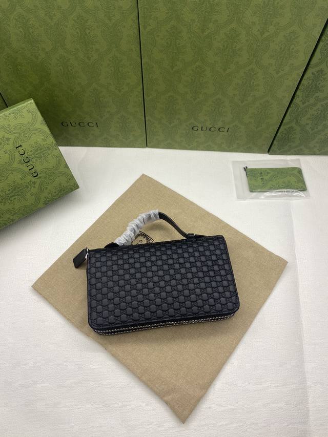 配全套原厂绿盒包装 超级双G差旅文件包。黑色超级双G设计于早秋系列中耀眼回归,精彩演绎多款小号皮革单品。作为对Guccio Gucci先生姓名首字母的焕新演绎, 配全套原厂绿盒包装 超级双G差旅文件包。黑色超级双G设计于早秋系列中耀眼回归,精彩演绎多款小号皮革单品。作为对Guccio Gucci先生姓名首字母的焕新演绎,