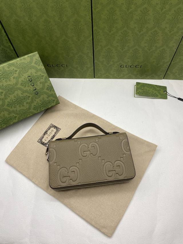 配绿盒包装 超级双G差旅文件包。超级双G设计于早秋系列中耀眼回归，精彩演绎多款小号皮革单品。作为对Guccio Gucci先生姓名首字母的焕新演绎，超级双G图案