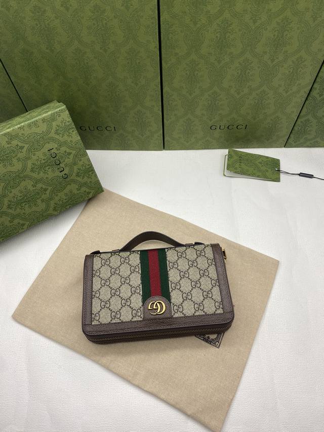 配绿盒包装 顶级原厂皮！这款Ophidia系列旅行包以灰色和黑色Ggsupreme帆布匠心打造，设有可收纳各种物品的内部隔层，包括一个拉链口袋和 Iphone保