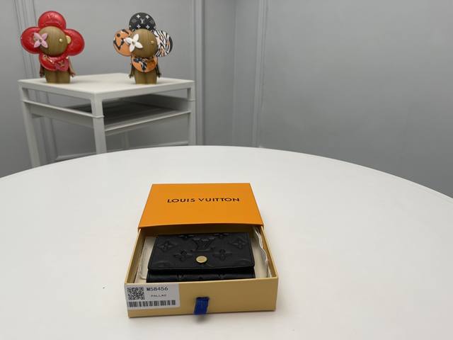 顶级原单 M58456压花本款名片夹取材 Monogram Empreinte 皮革，压印标志性 Monogram 图案，纤薄小巧。翻盖饰有路易威登铭纹按扣，下