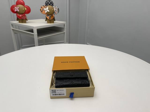 顶级原单 M12635压花轻率地以单体图案进行压花加工的单体影子皮革,以“奎特奢华”的氛围更新而成的紧凑尺寸的“维克多钱包”。除了带拉链的口袋外,它还配有实用的 顶级原单 M12635压花轻率地以单体图案进行压花加工的单体影子皮革,以“奎特奢华”的氛围更新而成的紧凑尺寸的“维克多钱包”。除了带拉链的口袋外,它还配有实用的