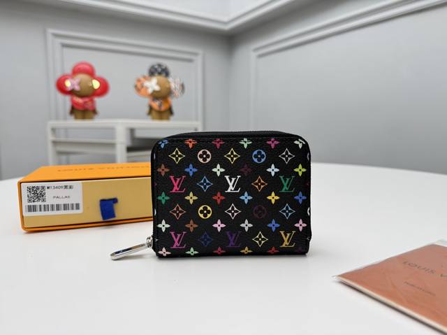 顶级原单 M13664黑彩ルイヴィトン×村上隆”系列的重新演绎，华丽地アレンジした Lv×Tmポシェットクレ 。以象征这位日本艺术家的彩虹色为标志的梅森独角兽图