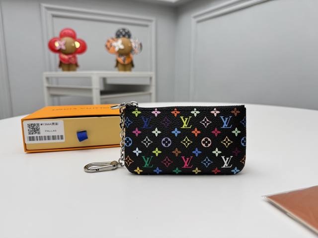 顶级原单 M13664黑彩ルイヴィトン×村上隆”系列的重新演绎，华丽地アレンジした Lv×Tmポシェットクレ 。以象征这位日本艺术家的彩虹色为标志的梅森独角兽图