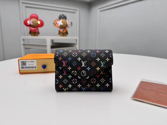 顶级原单 M14163黑彩以生动的多色单体图案更新的紧凑型钱包“Lv×Tm波尔图 维克托里尼”。ルイヴィトン×村上隆”系列的重新发行,以象征这位日本艺术家的彩虹 顶级原单 M14163黑彩以生动的多色单体图案更新的紧凑型钱包“Lv×Tm波尔图 维克托里尼”。ルイヴィトン×村上隆”系列的重新发行,以象征这位日本艺术家的彩虹