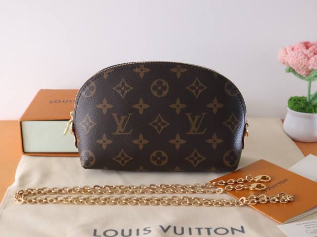 原单M47515链条款 这款小巧的化妆包以Monogram 帆布制造，可轻易放入手袋内。圆形袋身配平面袋底的设计，方便取放化妆用品。 尺寸:17*12*6
