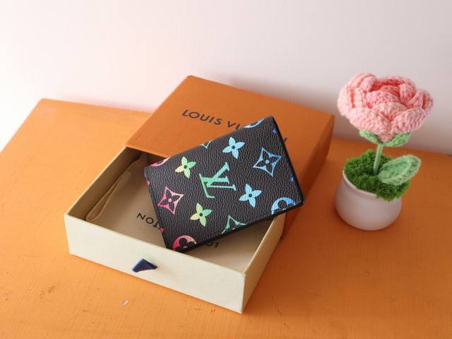 顶级原单口袋钱夹 M14314卡包 经典的路易威设计打造男士主流用品 Damier Graphite耐用材质制成的新品现已上市。这是男性的终极阳刚宣言。 尺寸7