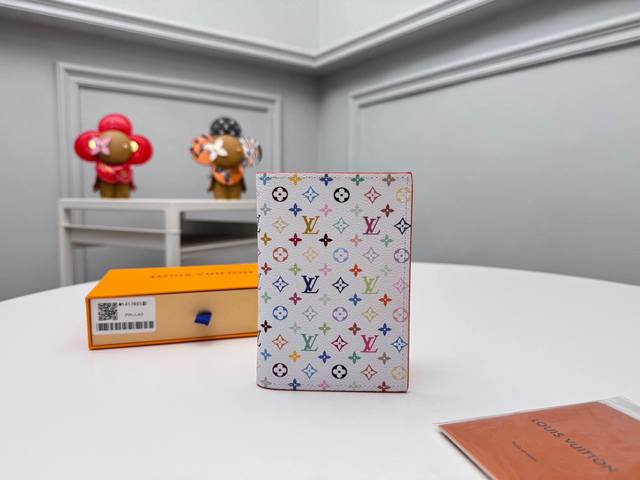 顶级原单 M14178白彩护照低调的设计激发冒险心 Lv×Tm Couvert-Toulouse-Pamiers Nm”。以象征艺术家的彩虹色进行了重新诠释的独