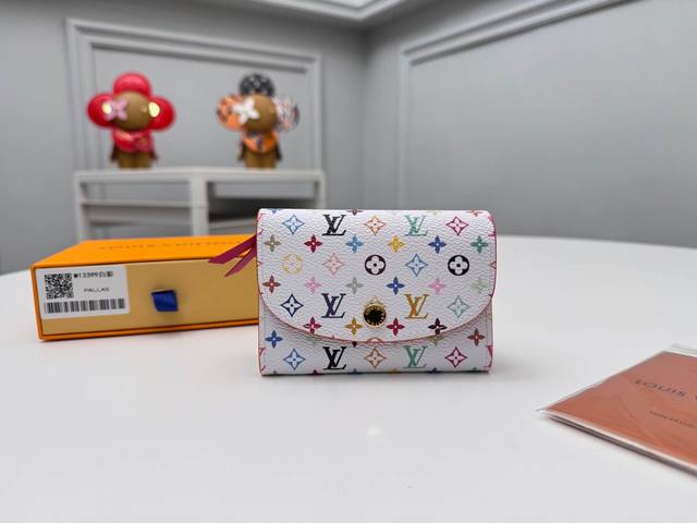 顶级原单 M13399白彩 本款 Rosalie 零钱包 本款Monogram印花以33种缤纷的色彩演绎 2025村上隆和Lv联名推出的白三彩 黑三彩推出十二截 顶级原单 M13399白彩 本款 Rosalie 零钱包 本款Monogram印花以33种缤纷的色彩演绎 2025村上隆和Lv联名推出的白三彩 黑三彩推出十二截