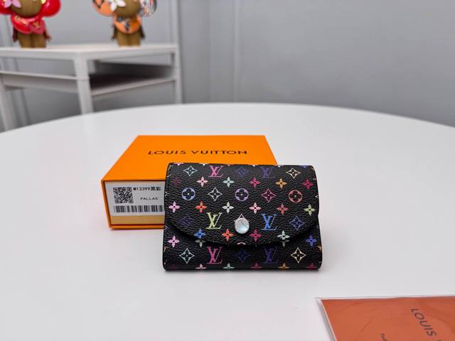 顶级原单 M13399黑彩 本款 Rosalie 零钱包 本款Monogram印花以33种缤纷的色彩演绎 2025村上隆和Lv联名推出的白三彩 黑三彩推出十二截 顶级原单 M13399黑彩 本款 Rosalie 零钱包 本款Monogram印花以33种缤纷的色彩演绎 2025村上隆和Lv联名推出的白三彩 黑三彩推出十二截