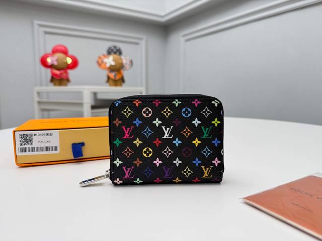 顶级原单 M13409黑彩ルイヴィトン×作为村上隆”系列的重新版本，以本季特有的氛围更新了永恒的物品，功能性且充满乐趣的“Lv×Tmジッピーコインパース 。用象