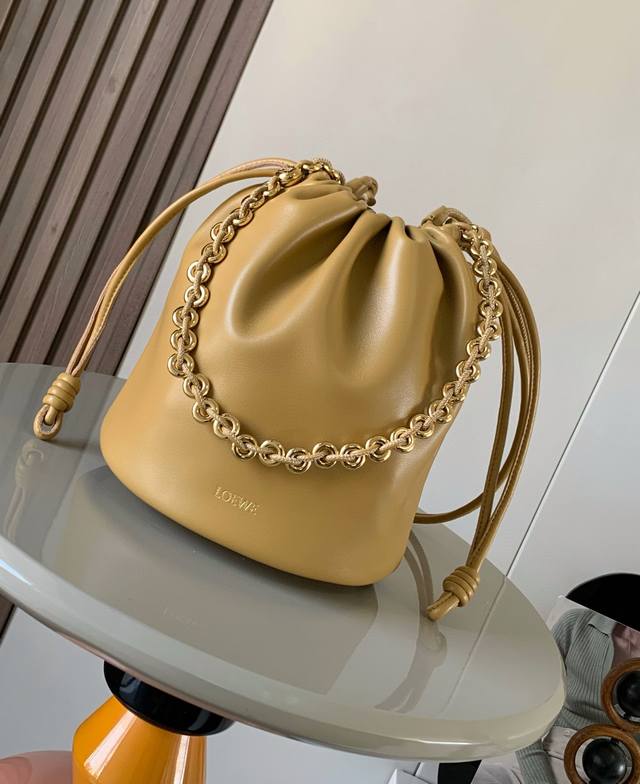 新款柔软纳帕羊皮革 Flamenco Purse Bucket 水桶手袋新品Flamenco Purse 手袋采用褶皱设计侧面搭配标志性绳结等关键细节Bucke