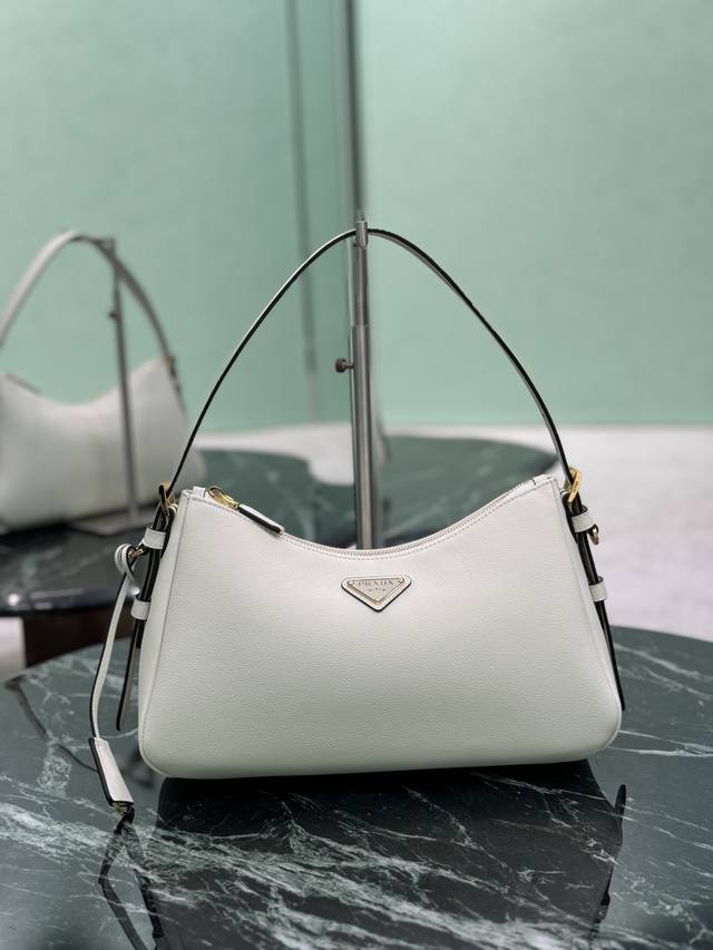 Aimee腋下包 小号 这款皮革腋下包设计气质简约，采用进口小牛皮，正面金属三角形珐琅徽标，配有可拆卸皮革肩带，皮质细腻柔软，实用轻便容量空间大，高级百搭。 尺