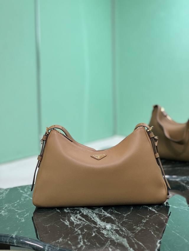 最新款手袋 大号 新款单肩包的设计灵感源自对Hobo廓形的探索，线条柔美，颇具现代感，皮质柔软，超级百搭，背法很多，婉转的皮革轮廓结合容量大空间充足，內里配有拉