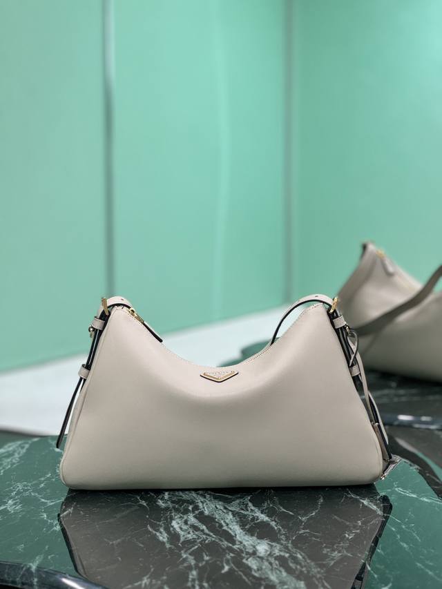 最新款手袋 大号 新款单肩包的设计灵感源自对Hobo廓形的探索，线条柔美，颇具现代感，皮质柔软，超级百搭，背法很多，婉转的皮革轮廓结合容量大空间充足，內里配有拉