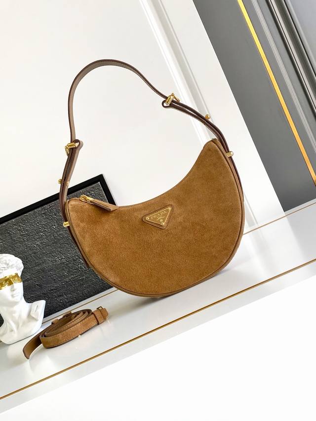 新品Arque绒面麂皮腋下包 Arque腋下包已成为主流时尚趋势啦！超级百搭好看时髦潮人一定要买它！全新牛皮精心打造配有一长一短两条肩带 随意切换各种背法正面三