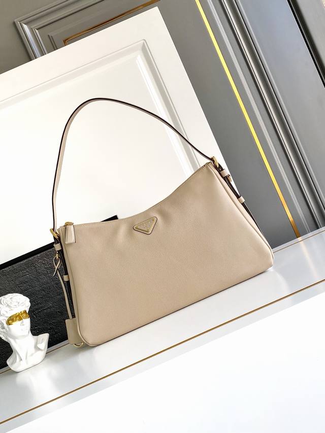 新款Aimee腋下包这款皮革Hobo腋下包设计气质简约，采用进口小牛皮，正面金属三角形珐琅徽标，配有可拆卸皮革肩带，皮质细腻柔软，实用轻便容量空间大高级百搭，又