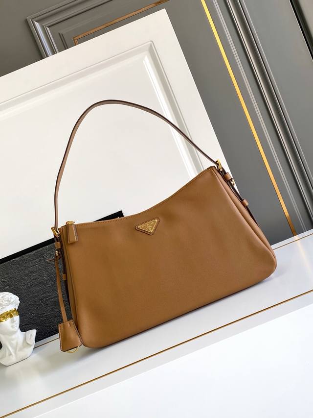 新款Aimee腋下包这款皮革Hobo腋下包设计气质简约,采用进口小牛皮,正面金属三角形珐琅徽标,配有可拆卸皮革肩带,皮质细腻柔软,实用轻便容量空间大高级百搭,又 新款Aimee腋下包这款皮革Hobo腋下包设计气质简约,采用进口小牛皮,正面金属三角形珐琅徽标,配有可拆卸皮革肩带,皮质细腻柔软,实用轻便容量空间大高级百搭,又