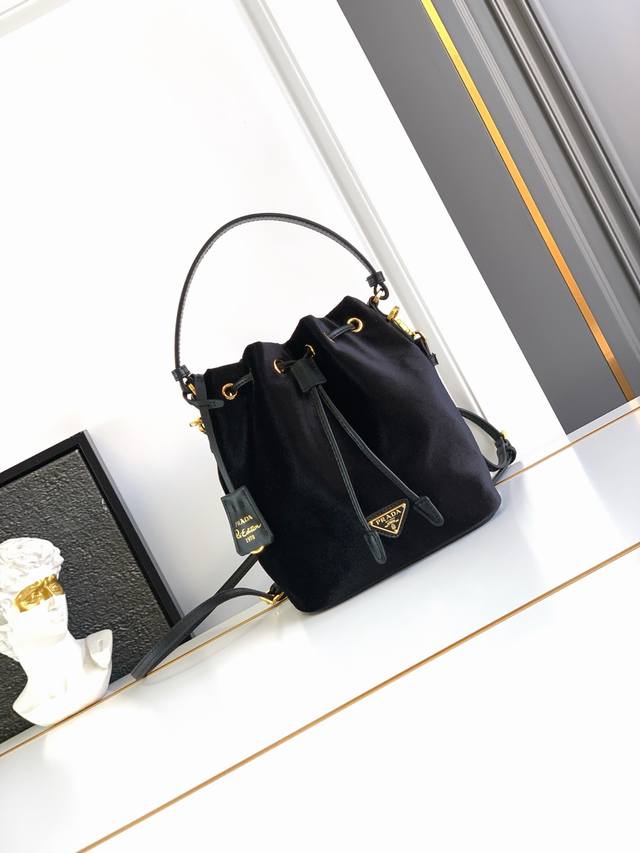 新品首发新品天鹅绒水桶包Re-Edition进口丝绒面料搭配进口小牛皮金色三角徽标拉绳扣合设计可以随意调节空间度轻便能装易搭配不同背法的随意性和随处可放的随和性