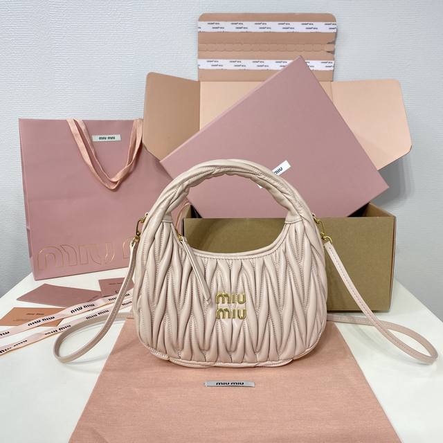 5Bc125 黑色 银色 蓝色 白色 大红 海棠粉 雪粉色 浅粉 金色 石南色 焦糖 裸粉 Wander手袋季季推陈出新，已成为Miu系列的经典配饰之一。这款迷