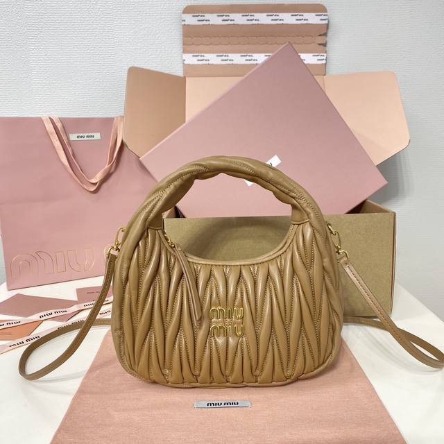 5Bc125 黑色 银色 蓝色 白色 大红 海棠粉 雪粉色 浅粉 金色 石南色 焦糖 Wander手袋季季推陈出新，已成为Miu系列的经典配饰之一。这款迷你手袋