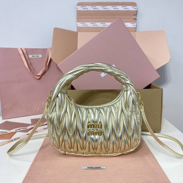 5Bc125 黑色 银色 蓝色 白色 大红 海棠粉 雪粉色 浅粉 金色 Wander手袋季季推陈出新，已成为Miu系列的经典配饰之一。这款迷你手袋选用Matel