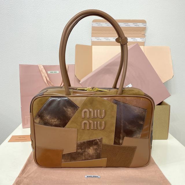 拼接款现货 5Bb117：Miumiu新品拼接公文包，重手工制作，采用多种皮质拼接而成，大胆创新的设计完美诠释了Miu不拘一格，潇洒随意包容的人生态度，这款包包