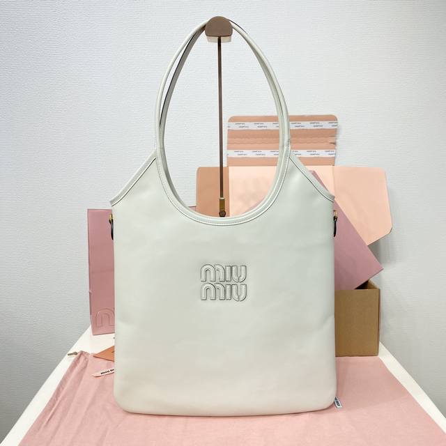 5Bg231，Miu家新款伊势丹限定托特包，官网主推，今年绝对爆款式，顶级进口小牛皮，皮面细腻光滑柔软，质感高级，包身软而不塌，气质随性慵懒，容量超大，日常出街