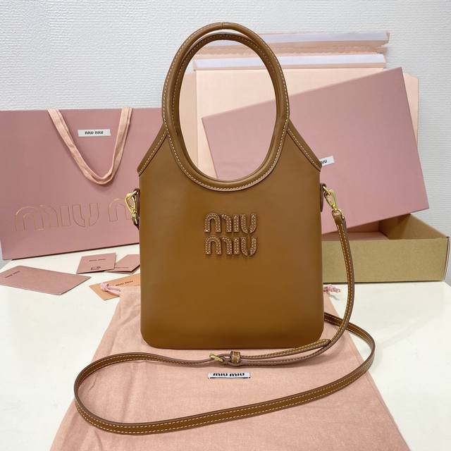 5Ba281,Miu家新品迷你托特包,新尺寸小巧可爱适配度高,时髦别致又百搭,细节精致考究,经典浮雕字母徽标增添别具一格的格调与辨识度,延续 Miu复古风,随性 5Ba281,Miu家新品迷你托特包,新尺寸小巧可爱适配度高,时髦别致又百搭,细节精致考究,经典浮雕字母徽标增添别具一格的格调与辨识度,延续 Miu复古风,随性