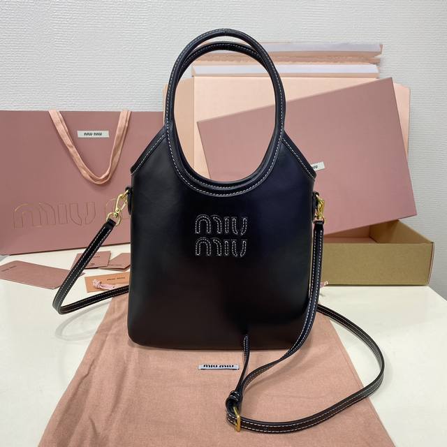 5Ba281，Miu家新品迷你托特包，新尺寸小巧可爱适配度高，时髦别致又百搭，细节精致考究，经典浮雕字母徽标增添别具一格的格调与辨识度，延续 Miu复古风，随性