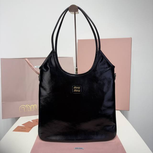 5Bg231黑色 棕色 白色 灰色 石楠木色 干邑色拼接 牛仔布 帆布 绒面 黑漆皮 棕漆皮 这款经典托特包饰有金属细节和字母徽标，彰显经典风格，非常具有辨识度