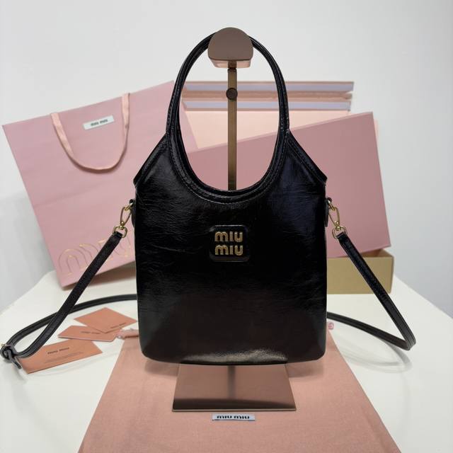 5Ba281黑色漆皮 焦糖漆皮 这款Naplak Ivy手袋集漆面皮革光洁流畅的质感与实用隽永的廓形于一身。金色调金属字母徽标增添精致优雅之感，彰显品牌身份。可