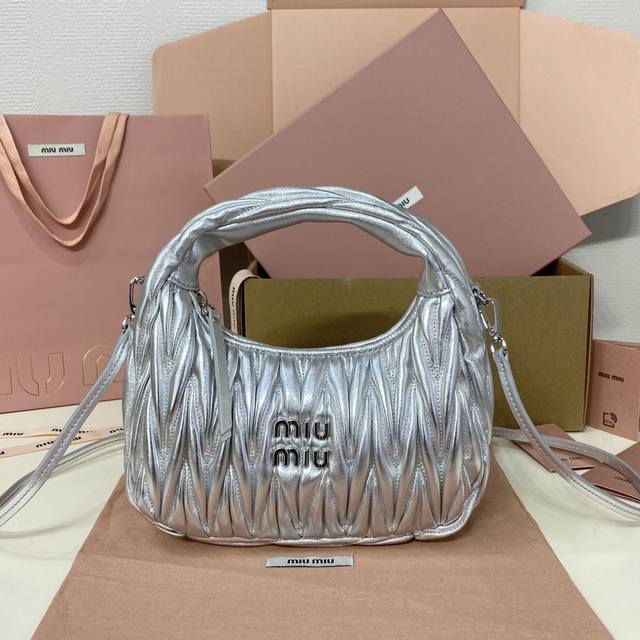 5Bc125 黑色 银色 蓝色 白色 大红 海棠粉 雪粉色 浅粉 Wander手袋季季推陈出新，已成为Miu系列的经典配饰之一。这款迷你手袋选用Matelass