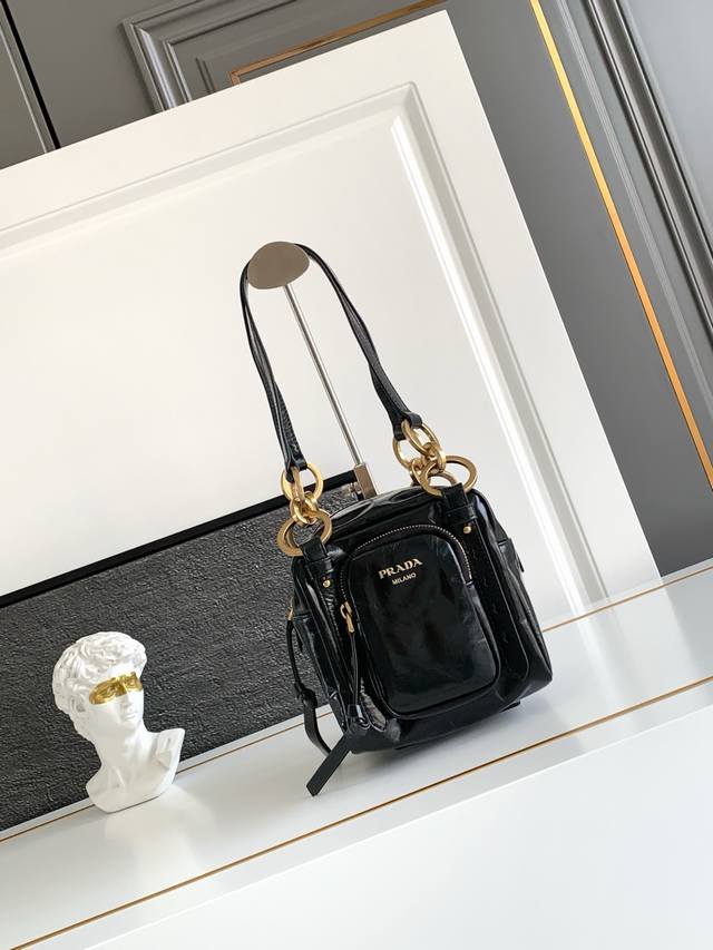 新品油腊皮小号 这款新方正手提包甄选复古感柔软油腊皮革制成。复古金属五金配件与典藏元素拉链口袋，彰显复古魅力。容量空间大，手提和肩带都可以，上身效果时尚又百塔，