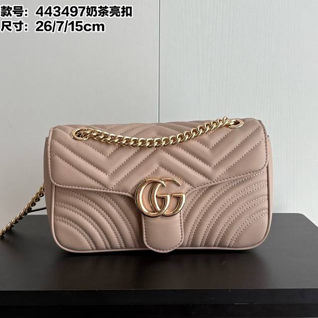 实拍# 款号：443497奶茶亮扣 尺寸：26-7-15Cm Gg Marmont 中号 惯性不变的经典款 这次出的亮黑五金真的太高级了 容量巨大：放一个充电宝