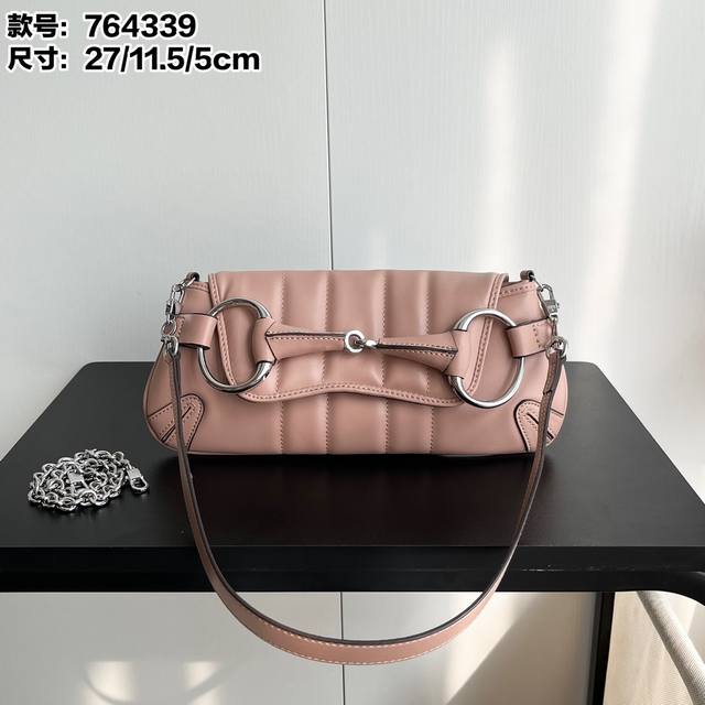 实拍# 款号：764339 尺寸：宽27×高11.5×深5Cm 新款Gg Horsebit Chain系列 中号肩背包G式法棍 感觉超级实用 背法很多 可以手拿