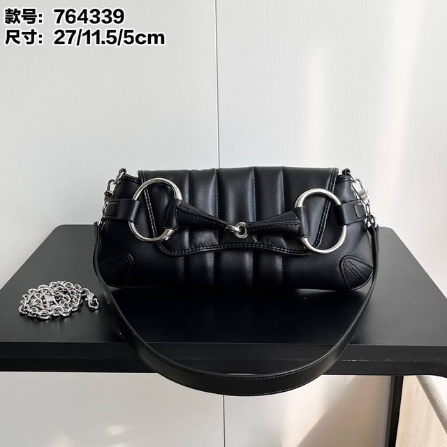 实拍# 款号：764339 尺寸：宽27×高11.5×深5Cm 新款Gg Horsebit Chain系列 中号肩背包G式法棍 感觉超级实用 背法很多 可以手拿
