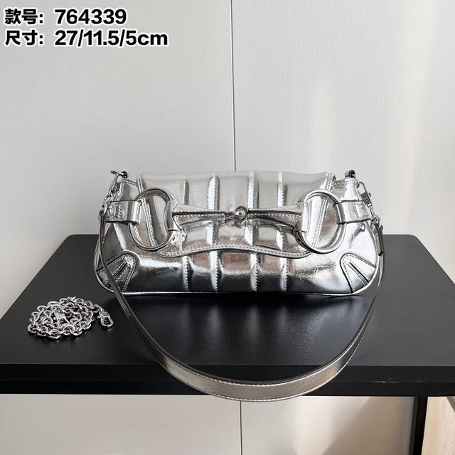 实拍# 款号：764339 尺寸：宽27×高11.5×深5Cm 新款Gg Horsebit Chain系列 中号肩背包G式法棍 感觉超级实用 背法很多 可以手拿