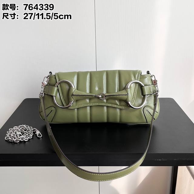 实拍# 款号：764339 尺寸：宽27×高11.5×深5Cm 新款Gg Horsebit Chain系列 中号肩背包G式法棍 感觉超级实用 背法很多 可以手拿