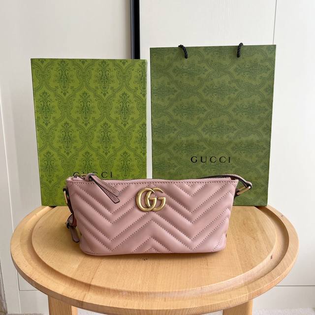 实拍# 款号：739166裸粉 尺寸：宽23X高12X侧宽10Cm Marmont新款腋下包 包饺子形状可能装 比较轻便 没有链条不压肩膀！ 随便一挎就很好看！