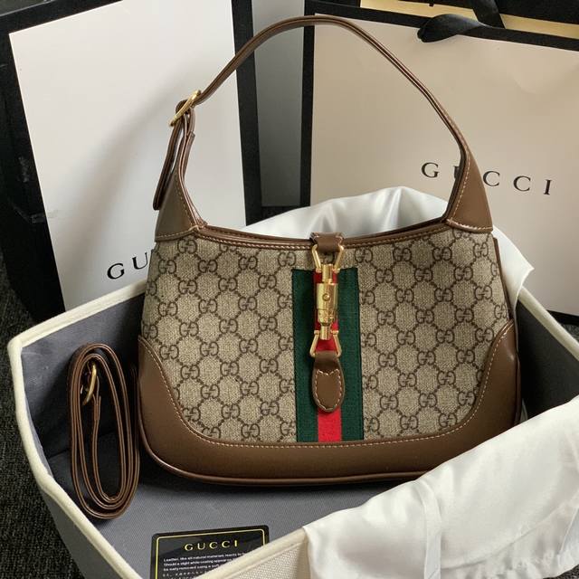 实拍# 款号：636706 咖升级版 尺寸：28X19X4.5 Cm Gg Jackie 1961 最新走秀款复古风 咖色牛皮配防水Pvc材料 精致锁扣很特别.