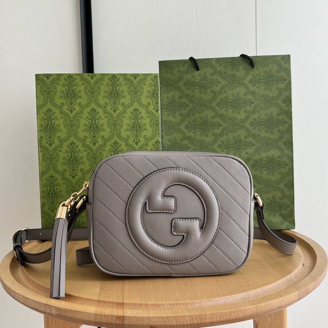 实拍 相机包 型号：742360头层牛皮 尺寸：21*15.5*5.5Cm 新升级款式更耐看了！ 容量妥妥的～ 肩带可调节