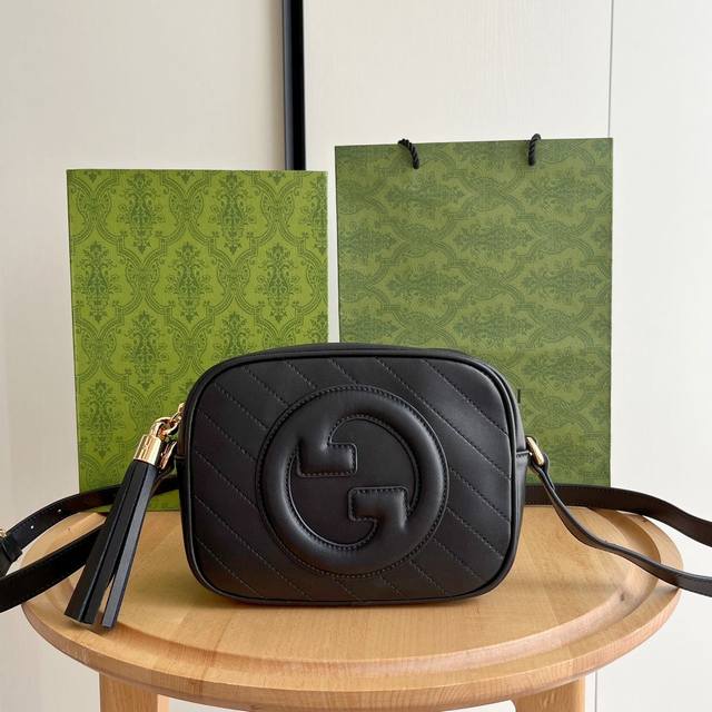 实拍 相机包 型号：742360头层牛皮 尺寸：21*15.5*5.5Cm 新升级款式更耐看了！ 容量妥妥的～ 肩带可调节